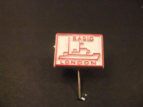 Radio London (zeezender) zond uit op 266 meter (1133 kHz) in de middengolf vanaf het  schip Galaxy. rood